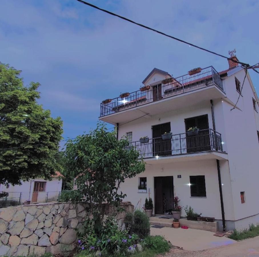 Vrlika Mare B&B 외부 사진